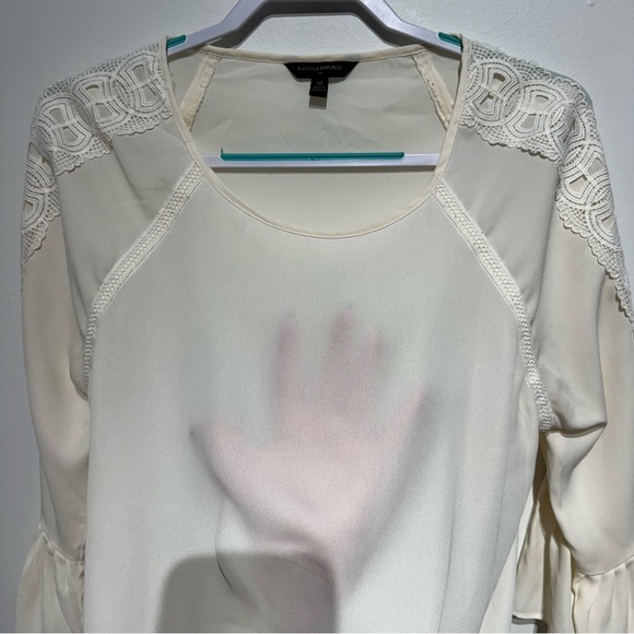 Banana Republic Factory Cream 3/4 Sleeve Lace Detail Blouse. Size Medium - Picture 6 of 8